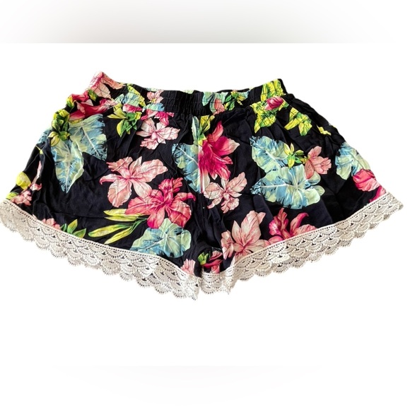 🖤🌺European size M floral print shorts w/ drawstring waist. Lightweight lace trim - Picture 1 of 3